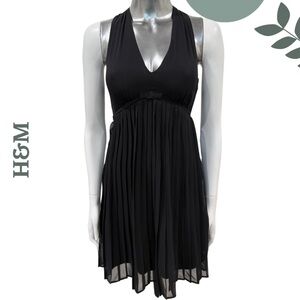 🛍️3/$40 H&M Black Pleated Chiffon Cocktail Dress Sleeveless Little Black Size 2